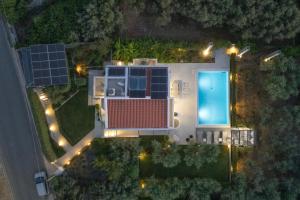 Bazén v ubytovaní Sunlight Breeze Villa alebo v jeho blízkosti
