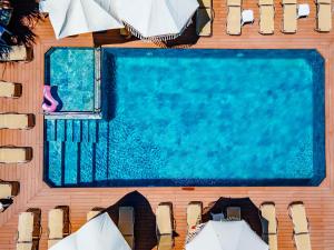 an overhead view of a swimming pool with chairs at Sirius Mİ Sun Paradise Hotel Çeşme in Çeşme