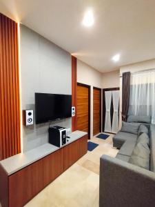 Μια τηλεόραση ή/και κέντρο ψυχαγωγίας στο Villa Nuansa Alibaba Village