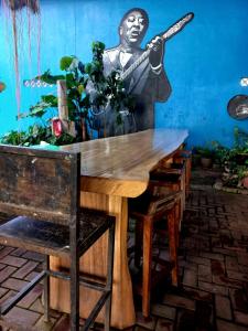 a wooden table with a statue of a baseball player at Hotel Omah Cepit in Cepit