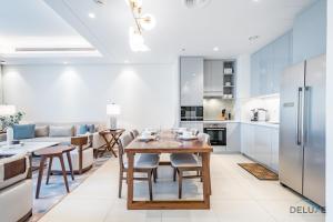 Dapur atau dapur kecil di Waterfront 2BR in The Address Fujairah Residences Block C, Sharm by Deluxe Holiday Homes