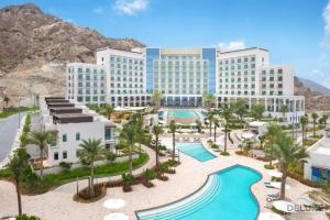 Kolam renang di atau dekat dengan Waterfront 2BR in The Address Fujairah Residences Block C, Sharm by Deluxe Holiday Homes