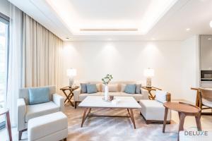Ruang duduk di Waterfront 2BR in The Address Fujairah Residences Block C, Sharm by Deluxe Holiday Homes
