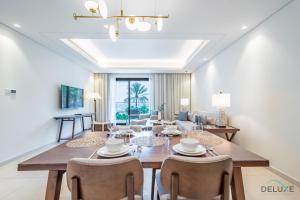 Televisyen dan/atau pusat hiburan di Waterfront 2BR in The Address Fujairah Residences Block C, Sharm by Deluxe Holiday Homes