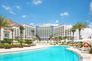 Kolam renang di atau dekat dengan Waterfront 2BR in The Address Fujairah Residences Block C, Sharm by Deluxe Holiday Homes