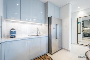 Dapur atau dapur kecil di Waterfront 2BR in The Address Fujairah Residences Block C, Sharm by Deluxe Holiday Homes