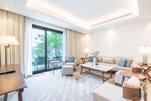 Ruang duduk di Waterfront 2BR in The Address Fujairah Residences Block C, Sharm by Deluxe Holiday Homes
