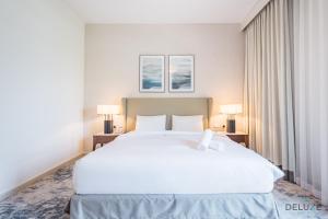 Katil atau katil-katil dalam bilik di Waterfront 2BR in The Address Fujairah Residences Block C, Sharm by Deluxe Holiday Homes