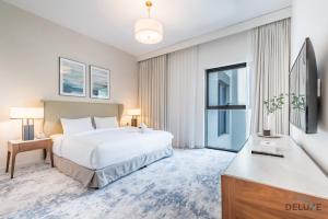 Katil atau katil-katil dalam bilik di Waterfront 2BR in The Address Fujairah Residences Block C, Sharm by Deluxe Holiday Homes