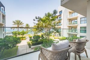 Balkoni atau teres di Waterfront 2BR in The Address Fujairah Residences Block C, Sharm by Deluxe Holiday Homes