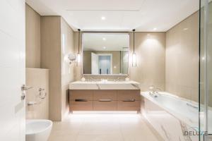 Bilik mandi di Waterfront 2BR in The Address Fujairah Residences Block C, Sharm by Deluxe Holiday Homes