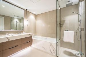 Bilik mandi di Waterfront 2BR in The Address Fujairah Residences Block C, Sharm by Deluxe Holiday Homes