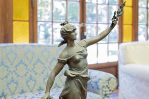 a statue of a woman with her arm in the air at Grande Albergo in Sestri Levante