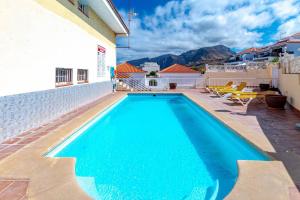 basen na boku domu w obiekcie Sunny Arena Sol Apt By Dream Homes Tenerife w mieście Puerto de Santiago