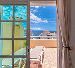 balkon z widokiem na ocean w obiekcie Sunny Arena Sol Apt By Dream Homes Tenerife w mieście Puerto de Santiago