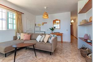 salon z kanapą i stołem w obiekcie Sunny Arena Sol Apt By Dream Homes Tenerife w mieście Puerto de Santiago +29 zdjęć