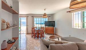 Telewizja i/lub zestaw kina domowego w obiekcie Sunny Arena Sol Apt By Dream Homes Tenerife