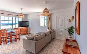 Telewizja i/lub zestaw kina domowego w obiekcie Sunny Arena Sol Apt By Dream Homes Tenerife