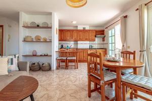 Kuchnia lub aneks kuchenny w obiekcie Sunny Arena Sol Apt By Dream Homes Tenerife