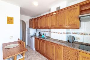 Kuchnia lub aneks kuchenny w obiekcie Sunny Arena Sol Apt By Dream Homes Tenerife