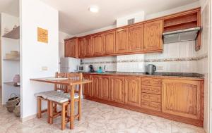 Kuchnia lub aneks kuchenny w obiekcie Sunny Arena Sol Apt By Dream Homes Tenerife