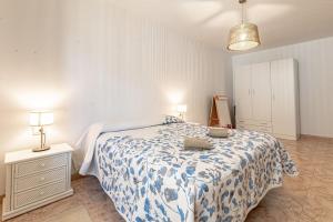 Łóżko lub łóżka w pokoju w obiekcie Sunny Arena Sol Apt By Dream Homes Tenerife