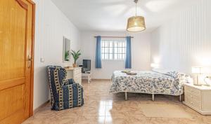 Łóżko lub łóżka w pokoju w obiekcie Sunny Arena Sol Apt By Dream Homes Tenerife