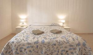Łóżko lub łóżka w pokoju w obiekcie Sunny Arena Sol Apt By Dream Homes Tenerife