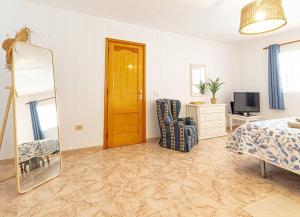 Telewizja i/lub zestaw kina domowego w obiekcie Sunny Arena Sol Apt By Dream Homes Tenerife