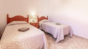 Łóżko lub łóżka w pokoju w obiekcie Sunny Arena Sol Apt By Dream Homes Tenerife