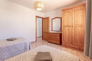 Łóżko lub łóżka w pokoju w obiekcie Sunny Arena Sol Apt By Dream Homes Tenerife