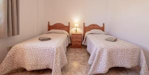 Łóżko lub łóżka w pokoju w obiekcie Sunny Arena Sol Apt By Dream Homes Tenerife