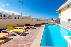 Basen w obiekcie Sunny Arena Sol Apt By Dream Homes Tenerife lub w pobliżu