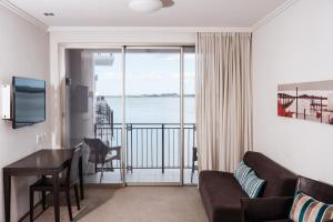 TV a/nebo společenská místnost v ubytování Trinity Wharf Tauranga