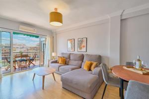 un soggiorno con un divano e un tavolo di Soho Malaga by Lovely Home a Málaga