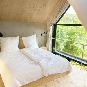 En eller flere senge i et værelse på Burgstrasse Apartment West mit Garten und Sauna