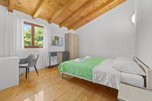 ein Schlafzimmer mit einem Bett, einem Schreibtisch und einem Stuhl in der Unterkunft Villa Mina - Orihi in Orihi + 60 Fotos