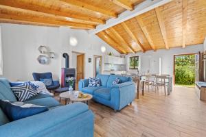 ein Wohnzimmer mit blauen Sofas und einem Tisch in der Unterkunft Villa Mina - Orihi in Orihi