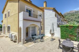 a patio with a table and chairs and a building at Les Medes in L'Estartit