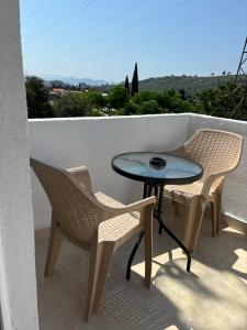 Un patio con una mesa y sillas en un balcón. en Vila Mia, en Sutomore
