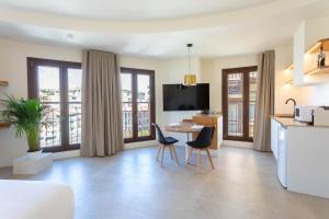 a kitchen and living room with a table and chairs at Reina Victoria El Mercado in Alicante