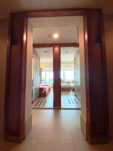 Giường trong phòng chung tại Rambler Oasis Hotel