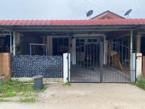una casa con una puerta delante de ella en Shaida homestay, en Kota Bharu