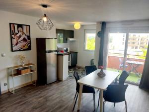 Kuchyň nebo kuchyňský kout v ubytování Le Montauriol - Logement avec terrasse - Piscine -Tennis - Place de parking privée