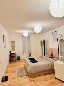 una camera con letto, divano e luci di Biriyani House a Bobigny