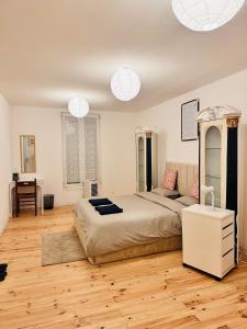 una camera da letto con un letto grande e una scrivania di Biriyani House a Bobigny