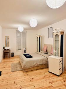 una camera da letto con un letto grande e una scrivania di Biriyani House a Bobigny