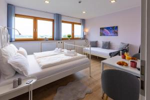 Postel nebo postele na pokoji v ubytování SCHEE Ferienwohnung Dinkelsbühl Lohe