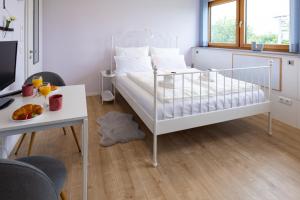 Postel nebo postele na pokoji v ubytování SCHEE Ferienwohnung Dinkelsbühl Lohe