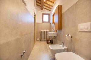 A bathroom at Casale Vincenzo Country House Még 27 kép